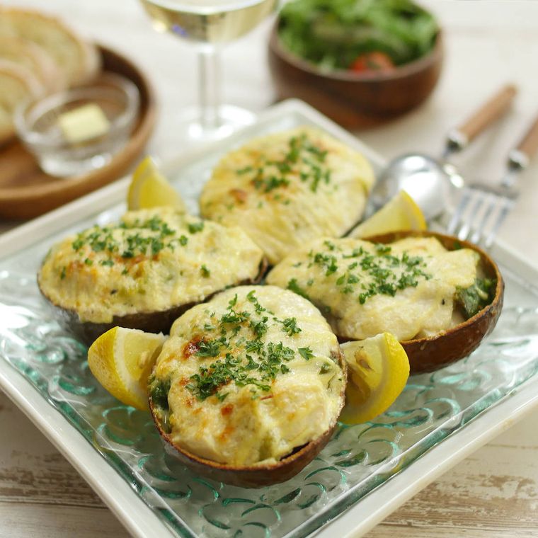 透明のガラスの角皿に豆腐ソースのアボカドグラタンが4個盛られている