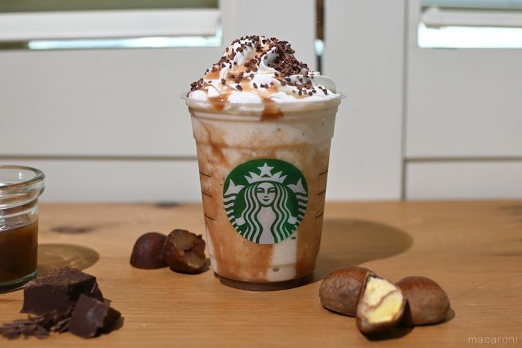 スターバックスコーヒーのチョコレートマロンフラペチーノ®のアップを正面から