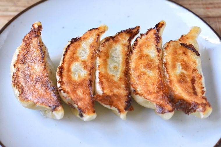 東京の餃子といえば「餃子の店おけ以」。出荷待ち数ヶ月、老舗の味をお取り寄せレポートの画像