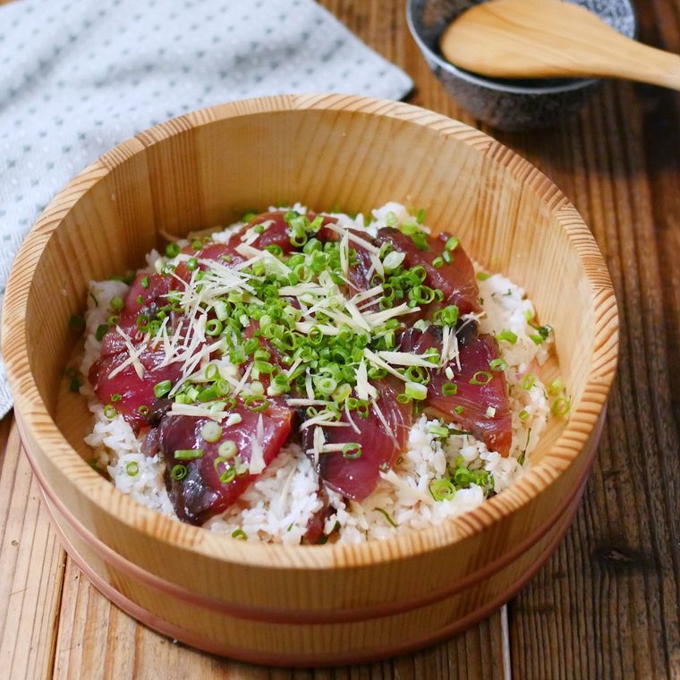 飯台に入ったかつおの手こね寿司