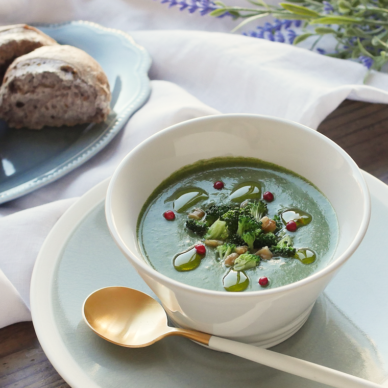 白い器に盛り付けられたほうれん草とブロッコリーのスープ