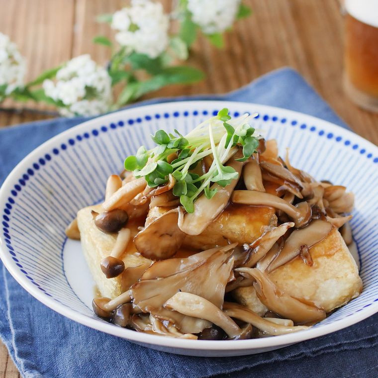青い柄の器に盛り付けられたきのこあんかけ豆腐ステーキ