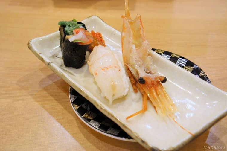 大きなえびのお寿司がテーブルに置かれている