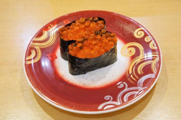いくらの軍艦がテーブルに置かれている
