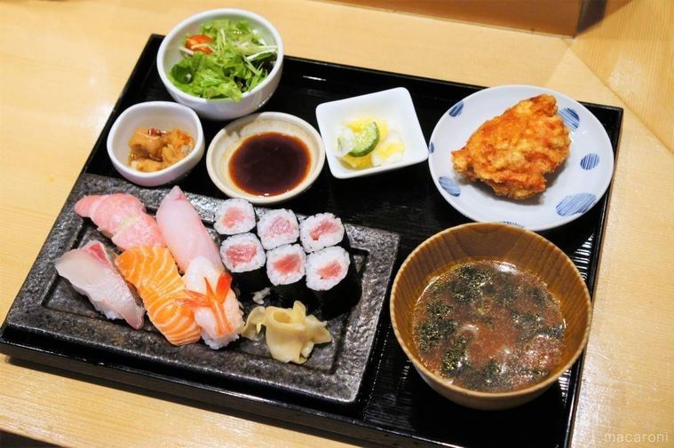 お寿司とザンギなどの定食がテーブルに置かれている