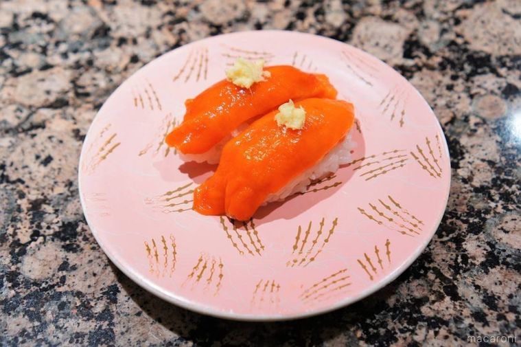 赤ほやのお寿司がテーブルに置かれている