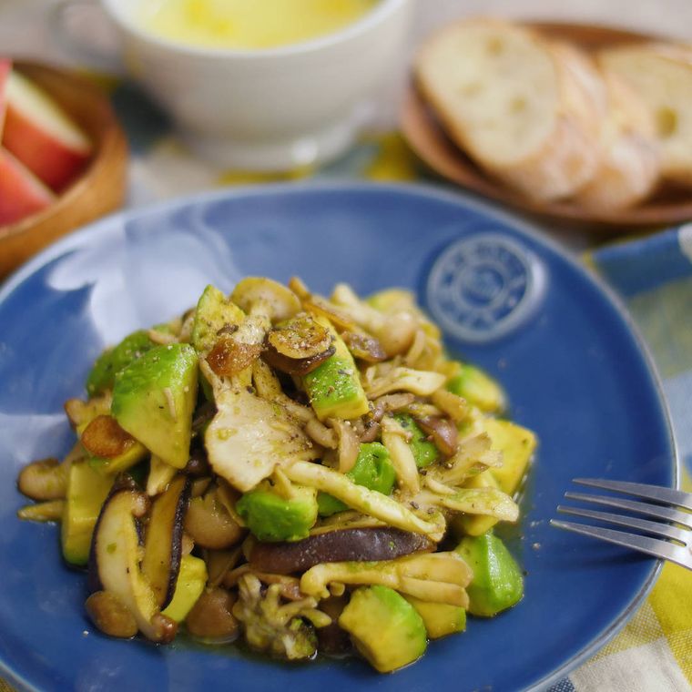 青い皿に盛り付けたきのことアボカドのホットサラダ