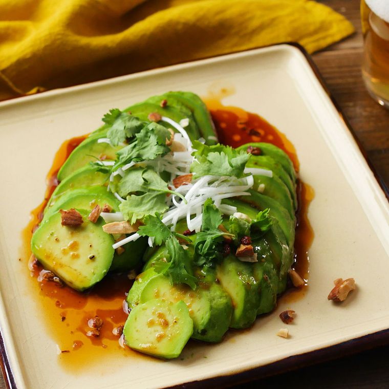 白い角皿に盛り付けたごま油のよだれアボカド