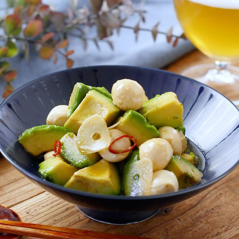 黒い器に盛り付けたアボカドとモッツァレラチーズのにんにく漬け