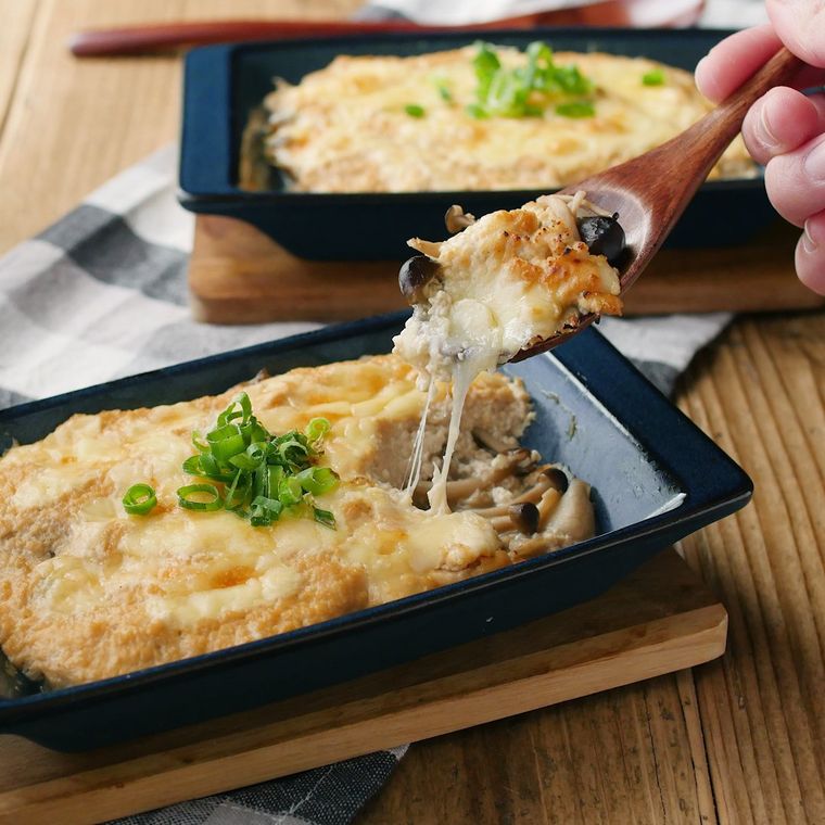 黒い耐熱皿に入った豆腐グラタン