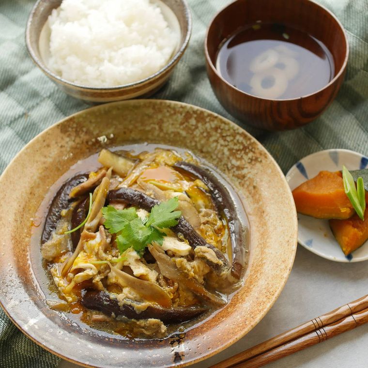 丸皿に盛られた豚肉の柳川風にごはんと吸い物、かぼちゃの煮物が添えられている