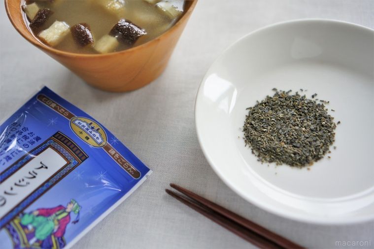 アラジンの秘密がのったお皿と味噌汁がテーブルに置かれている