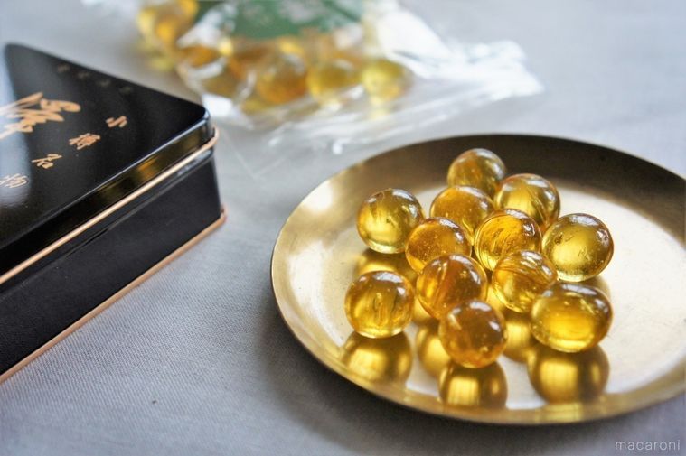 水晶あめ玉が皿にのせられ、テーブルに置かれている