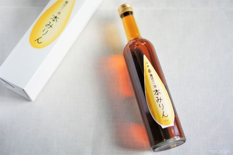 ガラスの瓶に入った 魔法の一滴 本みりんがテーブルに置かれている