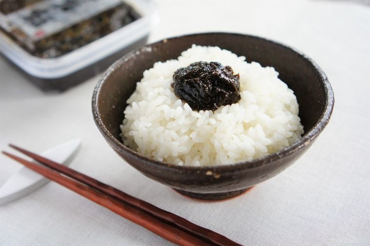 のりくらげの佃煮をのせたごはんがテーブルに置かれている
