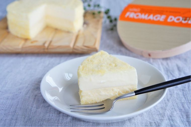 ホールとカットのチーズケーキがテーブルに置かれている