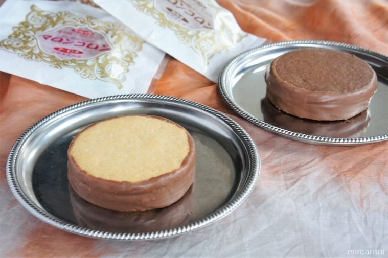 パッケージから出したマロンコロンクラシックが2枚テーブルに置かれている