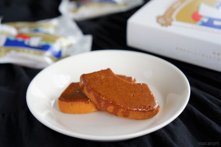 カラメルでコーティングされたバウムクーヘンがテーブルに置かれている