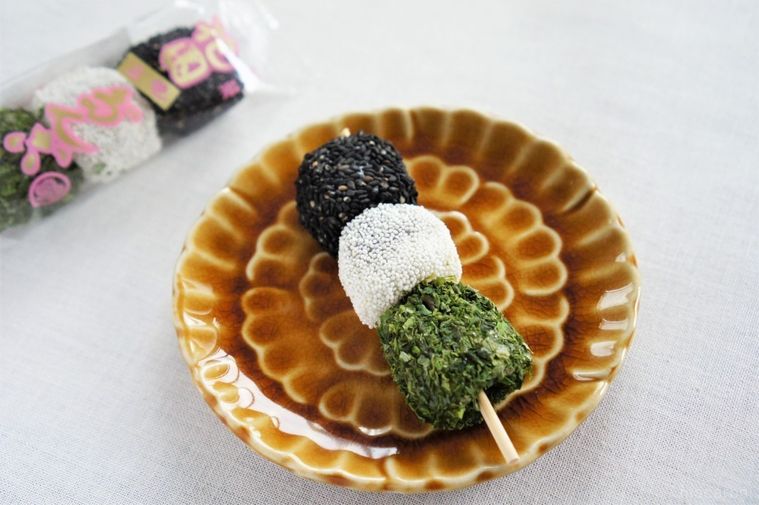 パッケージから出した花園三色だんごがテーブルに置かれている