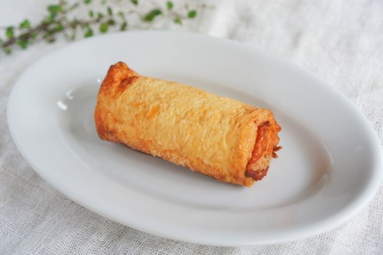 パッケージから出されたパンロールがテーブルに置かれている