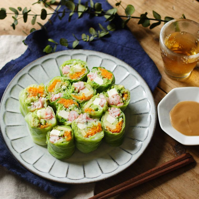 グレーの丸皿に盛り付けた、キャベツのロールサラダ