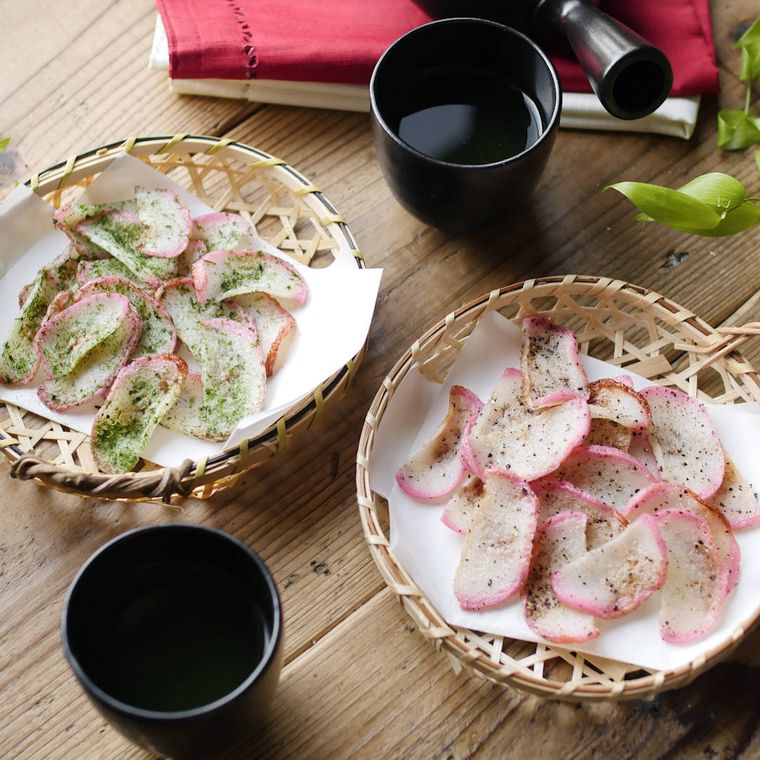 天紙を敷いた竹かごに盛り付けた、かまぼこチップス