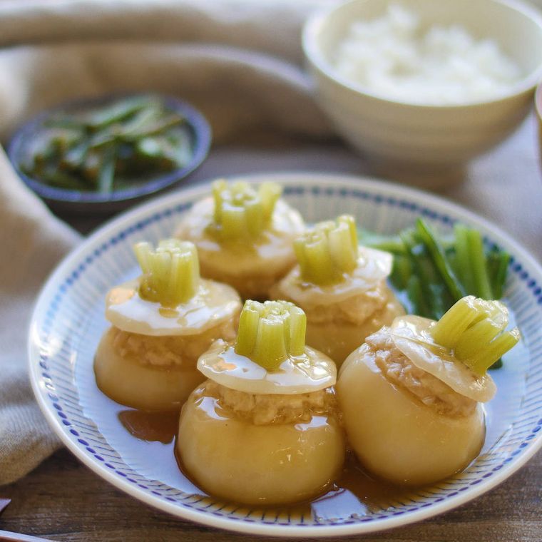 器に盛ったかぶの肉詰め煮