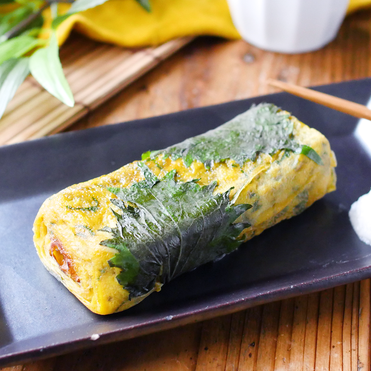 黒い器に盛られた大葉の卵焼き