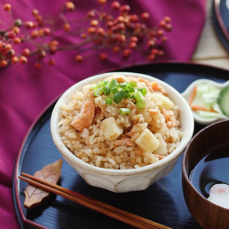 白い茶碗に盛り付けた鮭とじゃがいものみそバターごはん