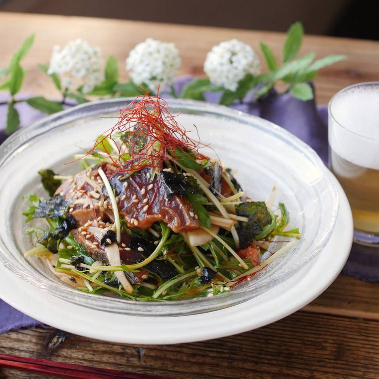 白い皿に盛り付けられたかつおの韓国風カルパッチョ