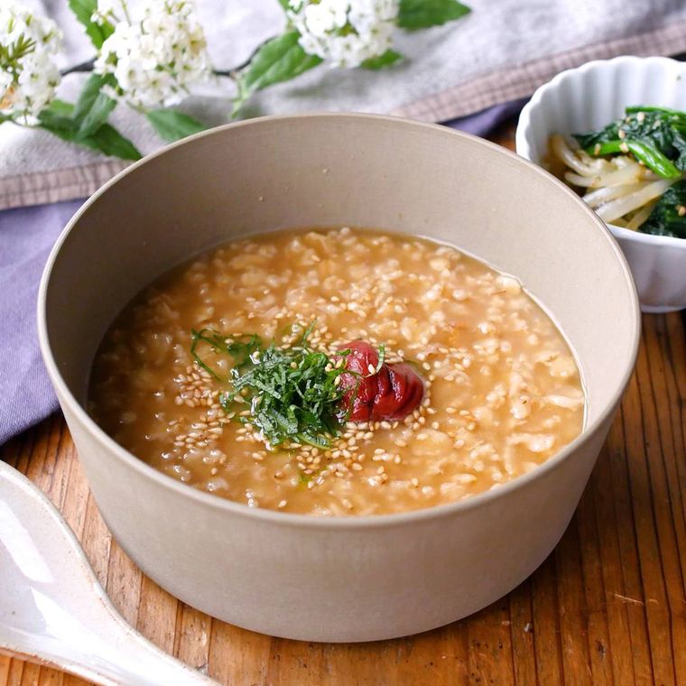 ベージュの器に入ったオートミールの和風粥