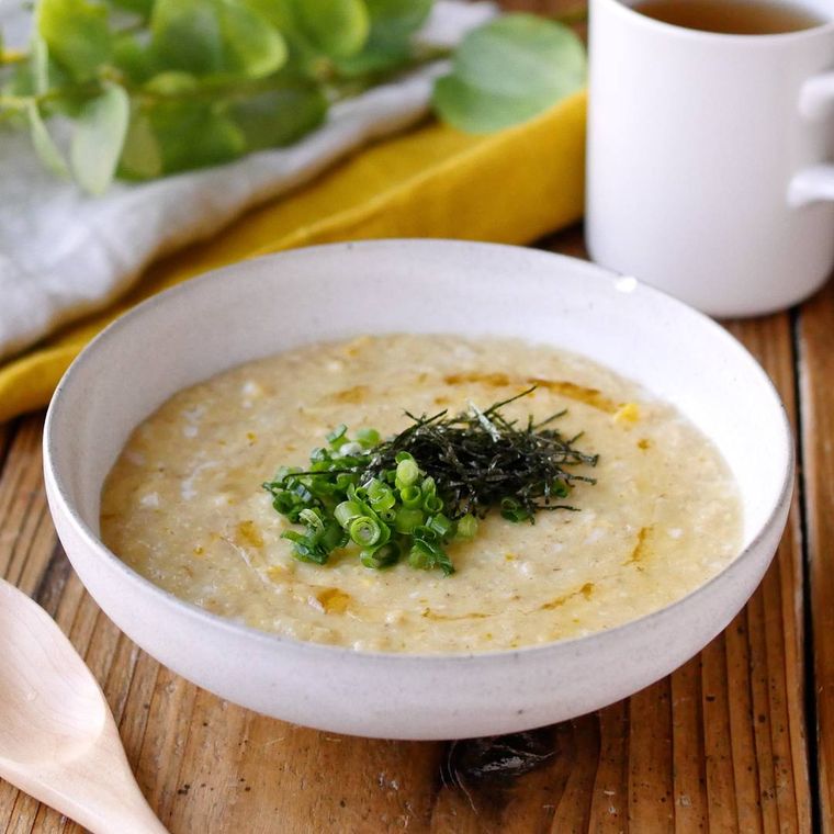 白い器の中に入ったオートミール卵雑炊