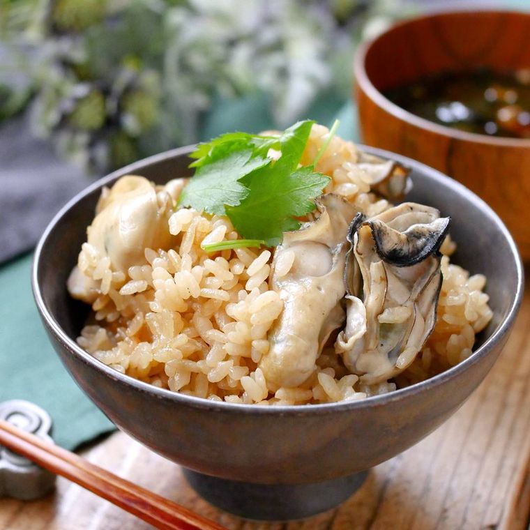 茶碗に盛り付けられた牡蠣の炊き込みごはん