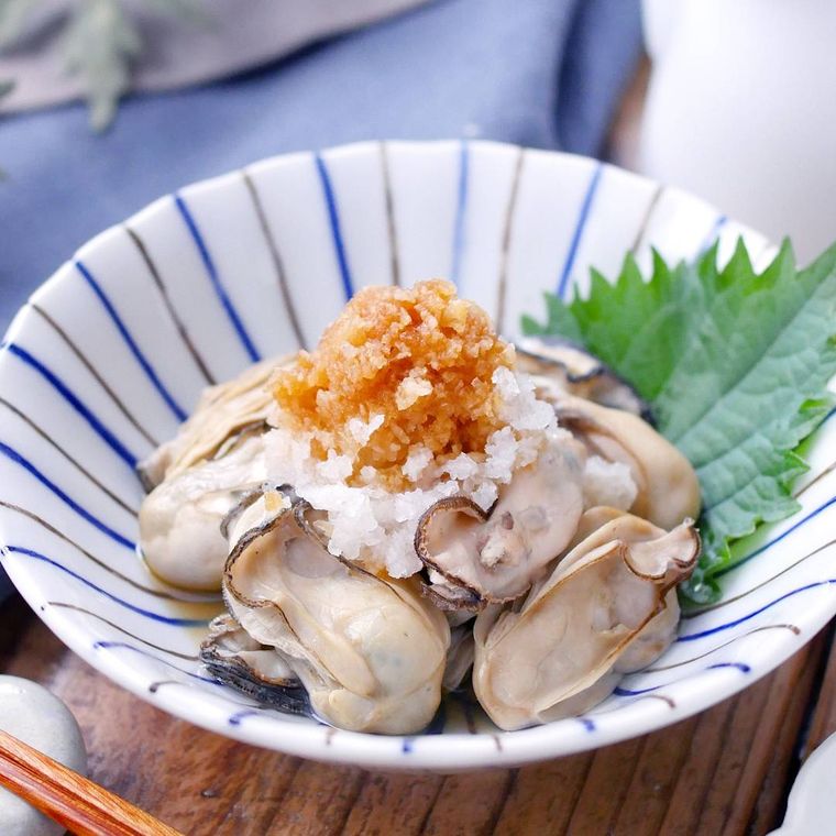 深さのある器に盛り付けられた牡蠣の酒蒸し