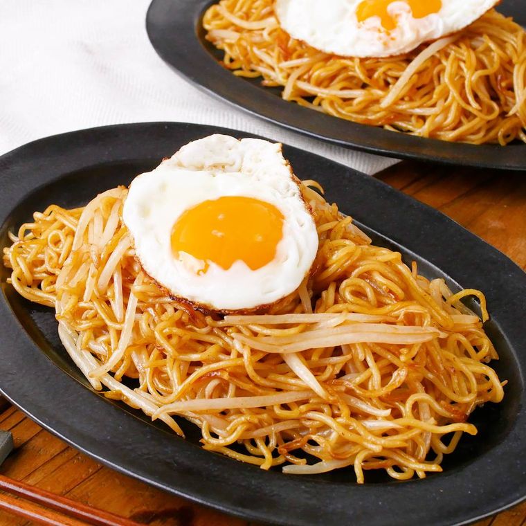 黒の皿に盛られたもやし焼きそば