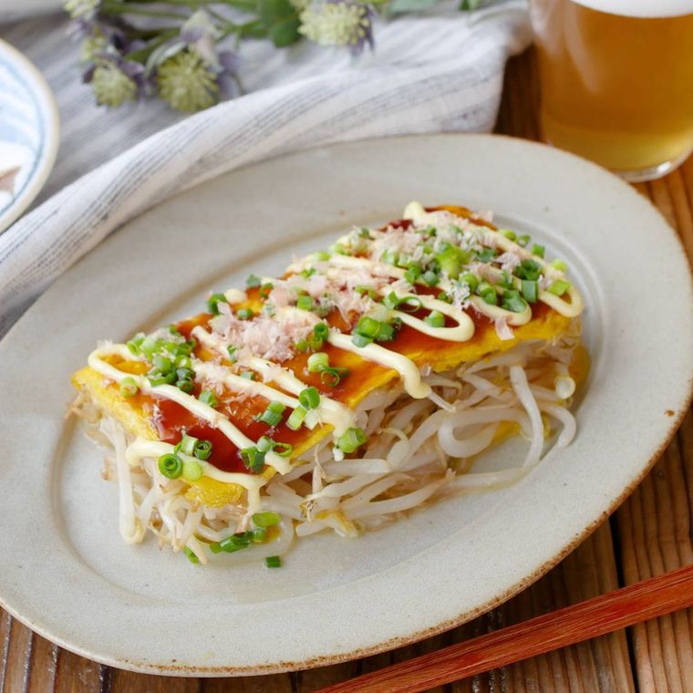 グレーの皿に盛られたもやしのとんぺい焼き