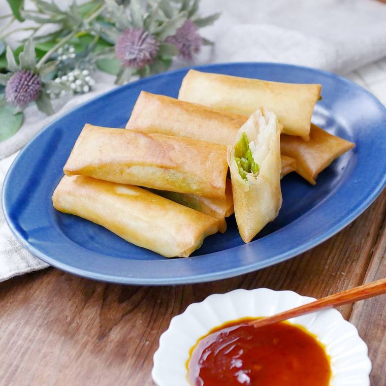 青の皿に盛られたピーマンもやしの野菜春巻き