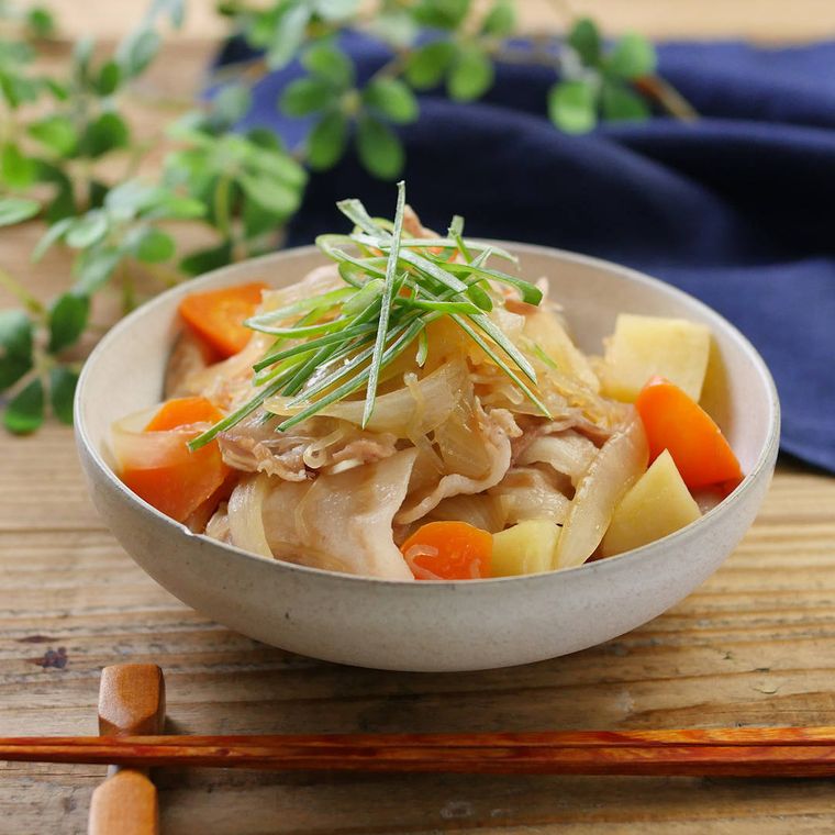 小鉢に盛られたレンチン肉じゃがの様子