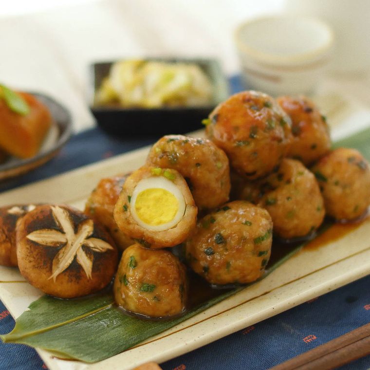 角皿に盛り付けたうずら卵のお月見つくね団子