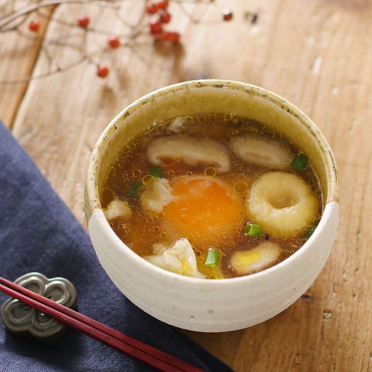 丼によそった落とし卵の月見団子汁