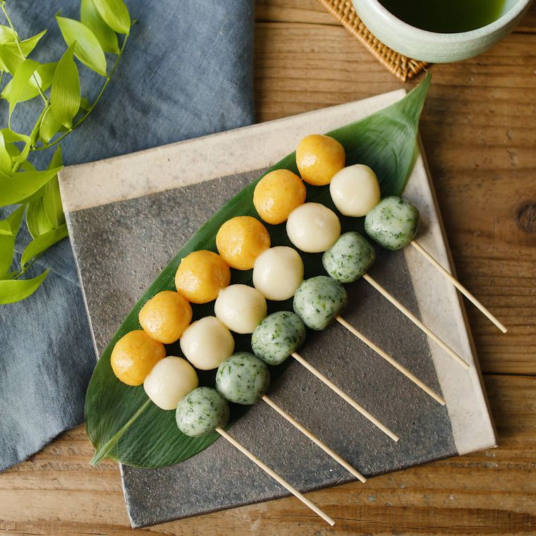 角皿に並べた豆腐の3色団子