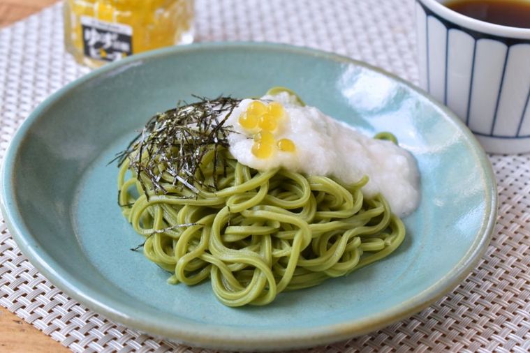 ゆず胡椒ビーズをトッピングした山かけ茶そば