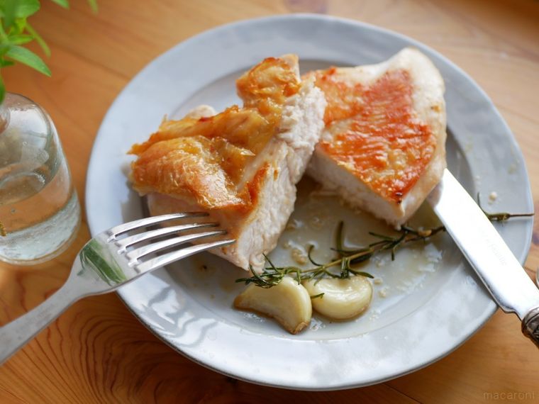 鶏肉を焼いてナイフでカットしたところ