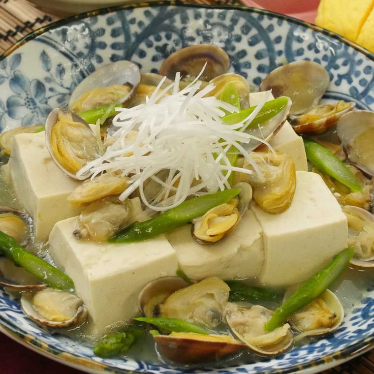 柄入りの皿に盛り付けられたあさりのあんかけ豆腐