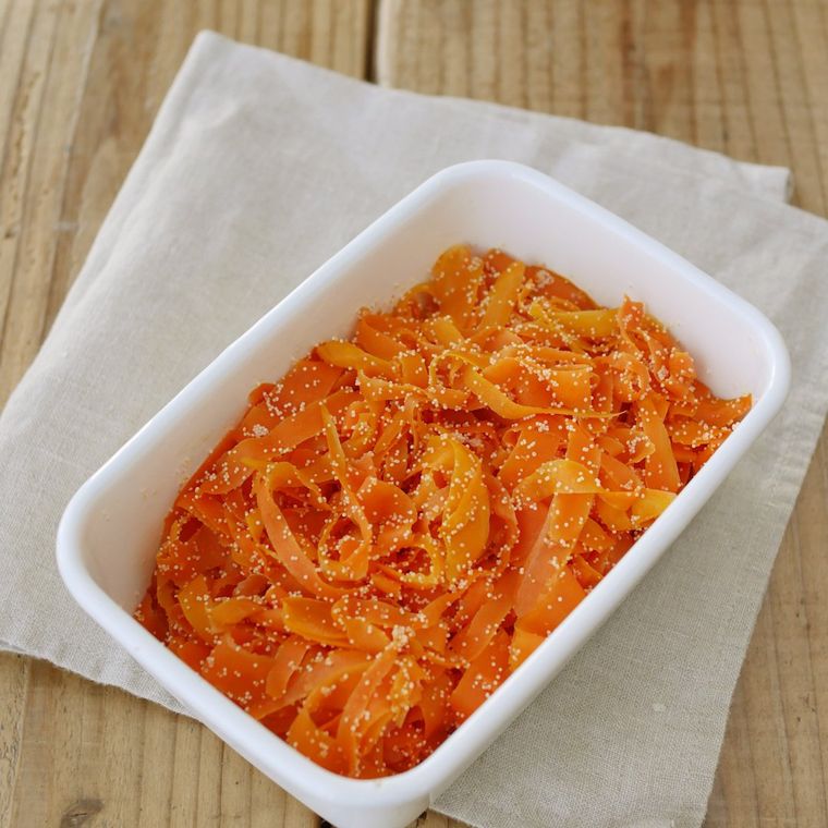 白い保存容器に入ったにんじんの明太子炒めの作り置き