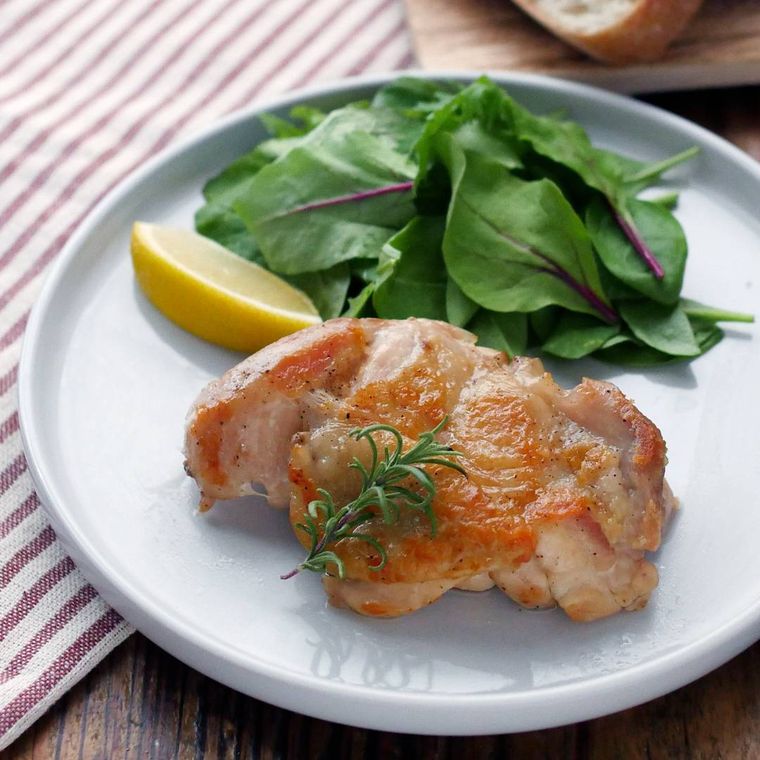 白い平皿に盛り付けられたローズマリーチキン