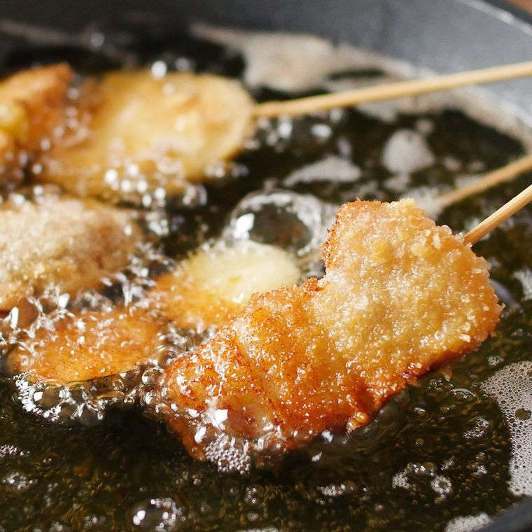 串カツを揚げている様子