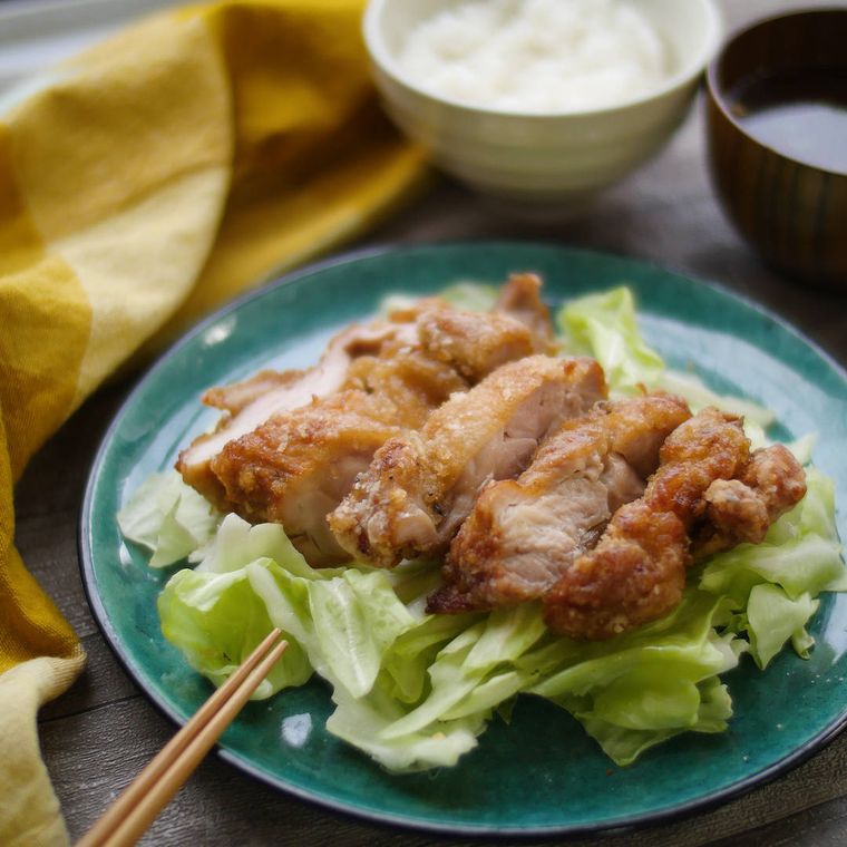 丸いプレートにのせた鶏もも肉の山賊焼き