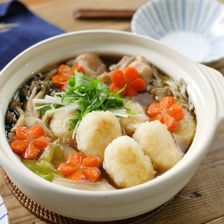 白い鍋に入ったきりたんぽ鍋