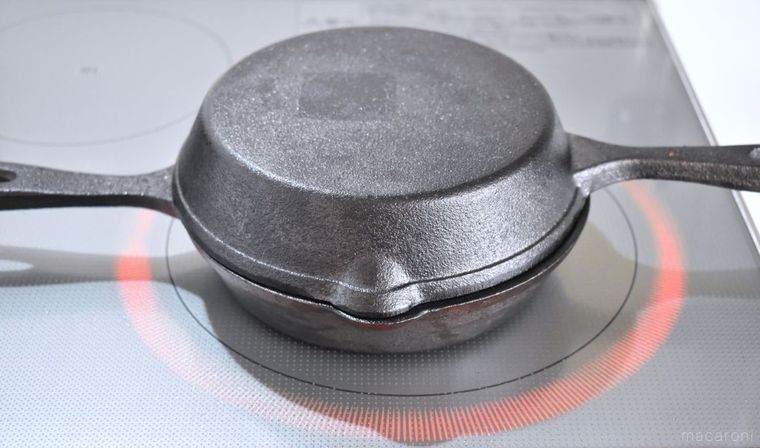 ダイソーのスキレットを2枚重ね合わせて調理